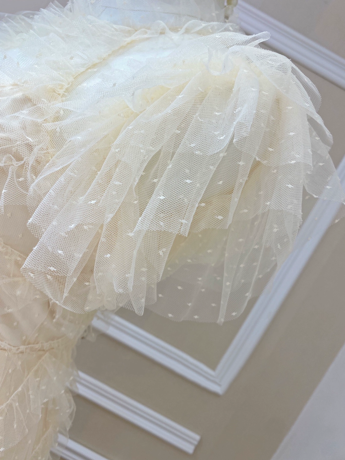 {{ product_title }} – Exklusive Damenmode für besondere Anlässe | HotFashionista.de