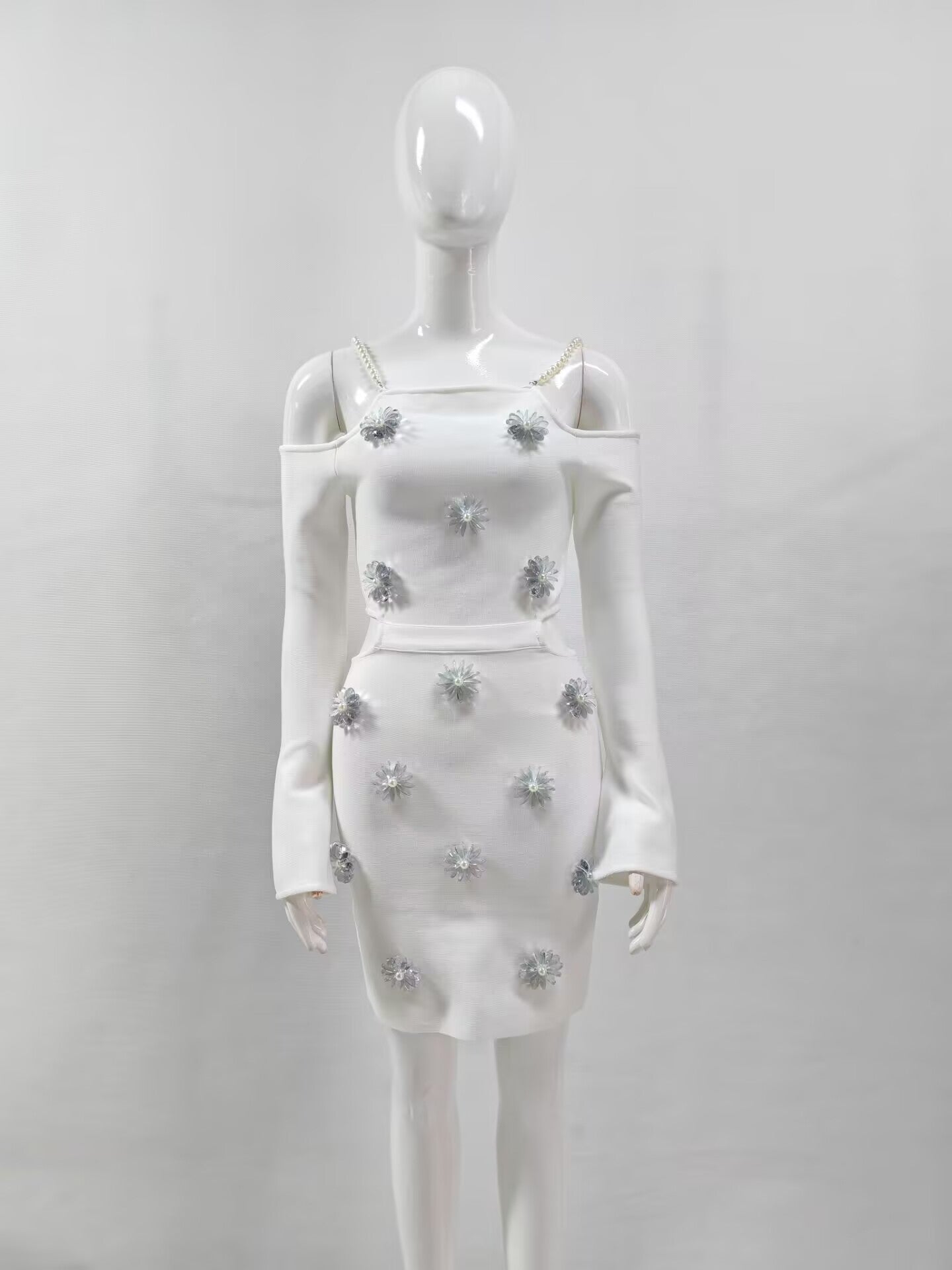 Produktbild von Elegantes Bandage-Maxikleid mit Diamanten – Bodenlang & Quadratkragen in XS, erhältlich bei Hot Fashionista