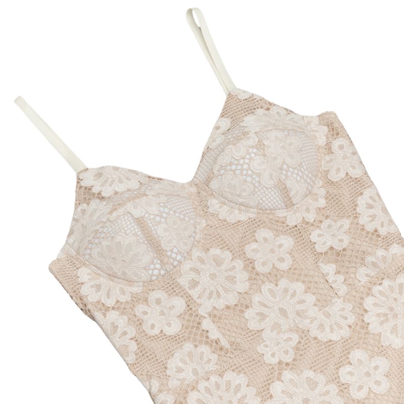 {{ product_title }} – Exklusive Damenmode für besondere Anlässe | HotFashionista.de