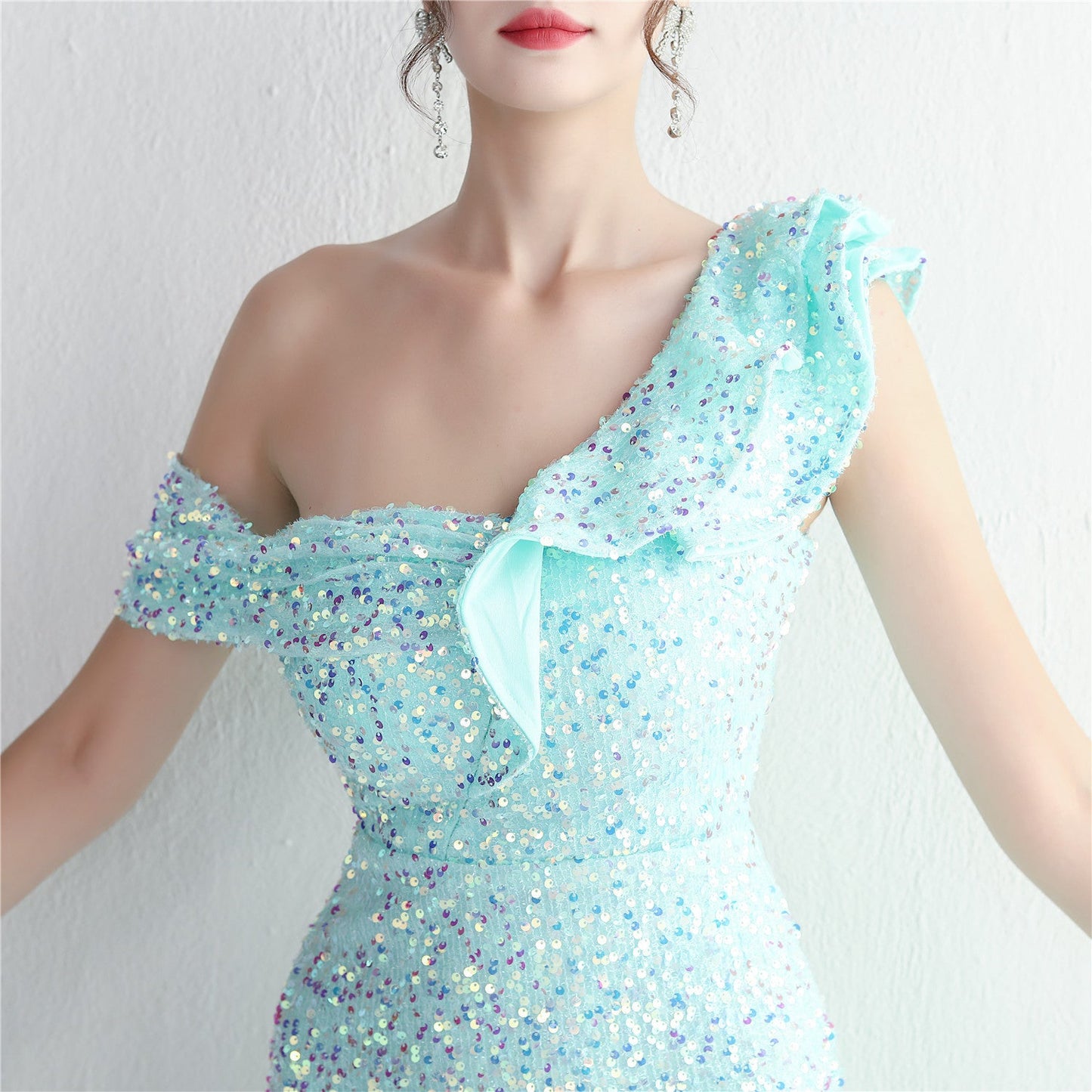 {{ product_title }} – Exklusive Damenmode für besondere Anlässe | HotFashionista.de