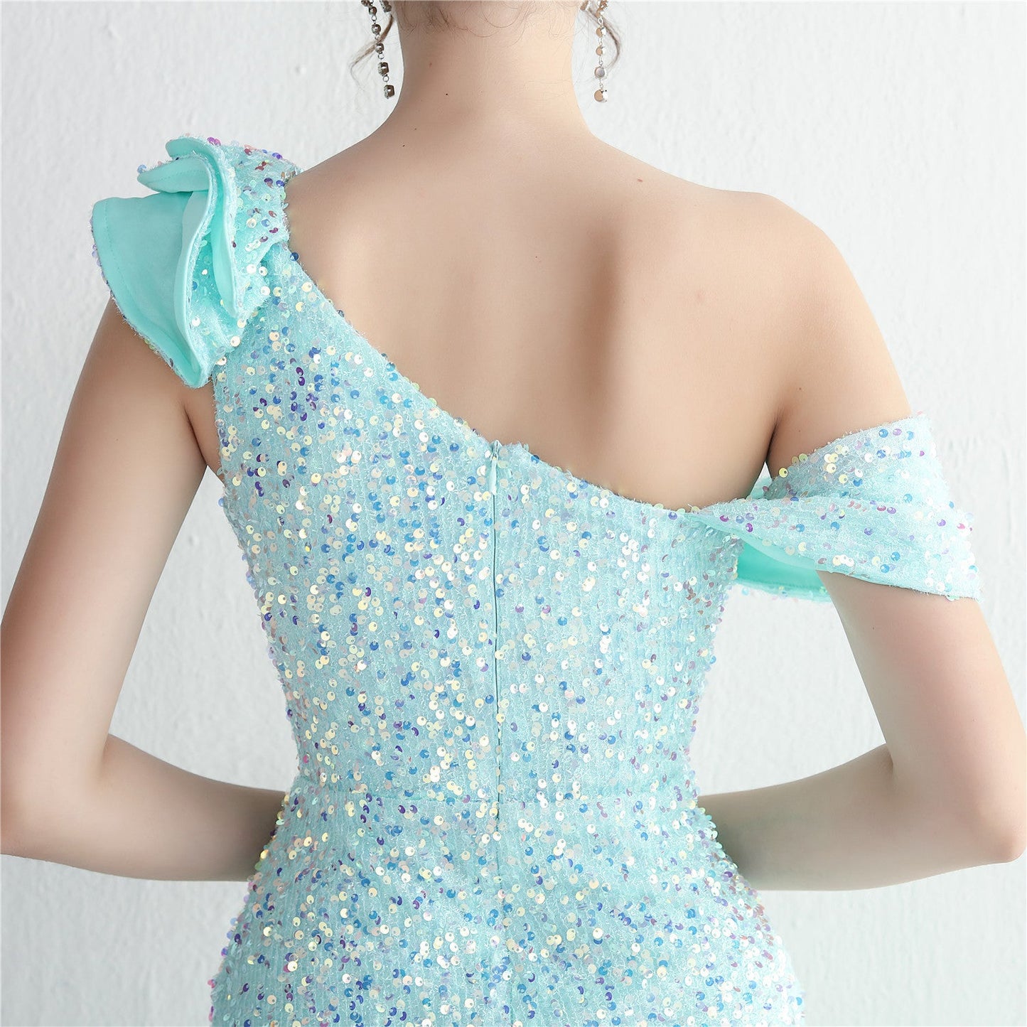 {{ product_title }} – Exklusive Damenmode für besondere Anlässe | HotFashionista.de