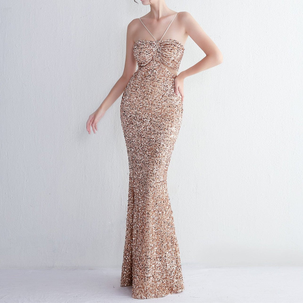 {{ product_title }} – Exklusive Damenmode für besondere Anlässe | HotFashionista.de