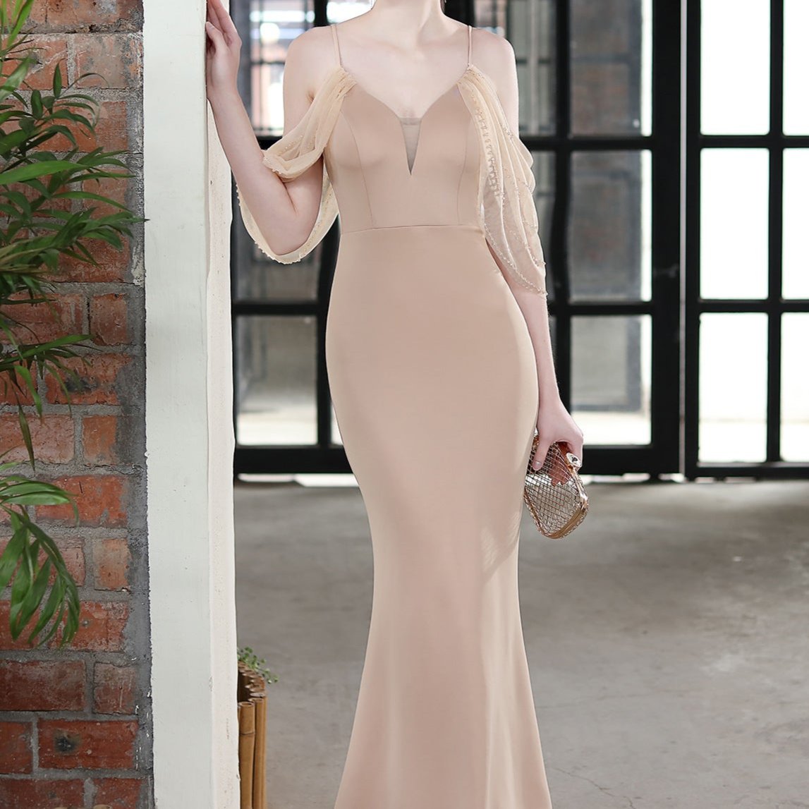 Elegantes Bandage-Maxikleid mit Diamanten – Bodenlang & Quadratkragen