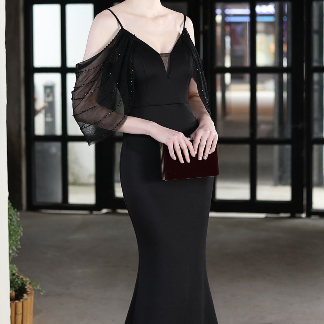 Elegantes Bandage-Maxikleid mit Diamanten – Bodenlang & Quadratkragen