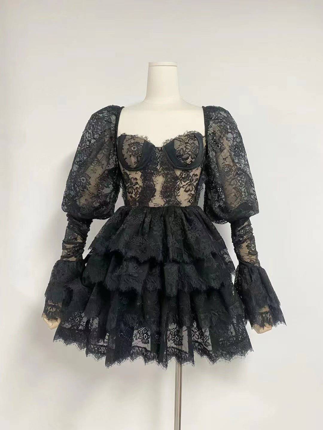 Elegantes Bandage-Maxikleid mit Diamanten – Bodenlang & Quadratkragen