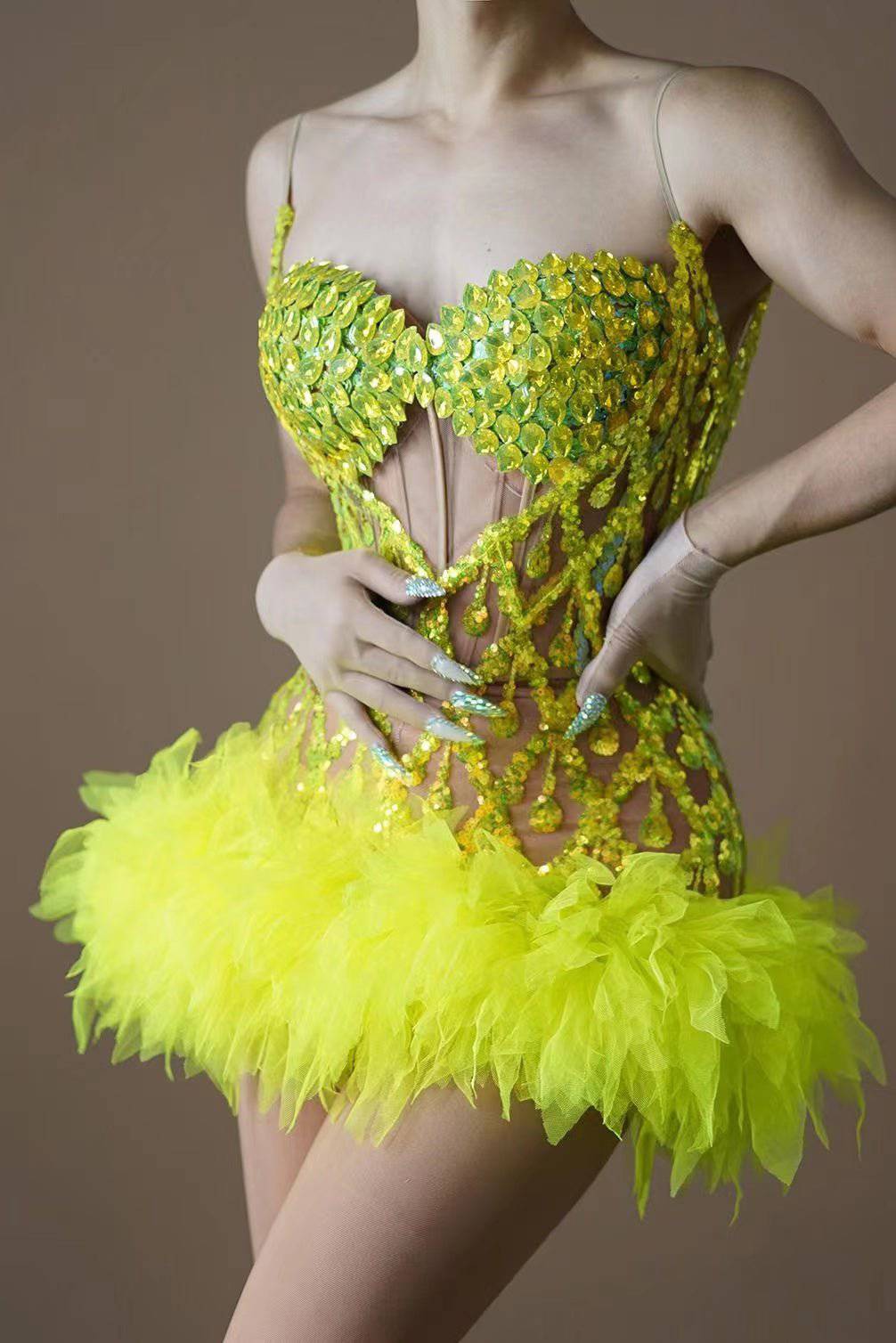 {{ product_title }} – Exklusive Damenmode für besondere Anlässe | HotFashionista.de