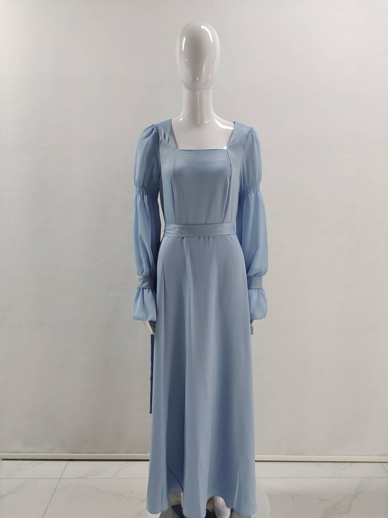 {{ product_title }} – Exklusive Damenmode für besondere Anlässe | HotFashionista.de