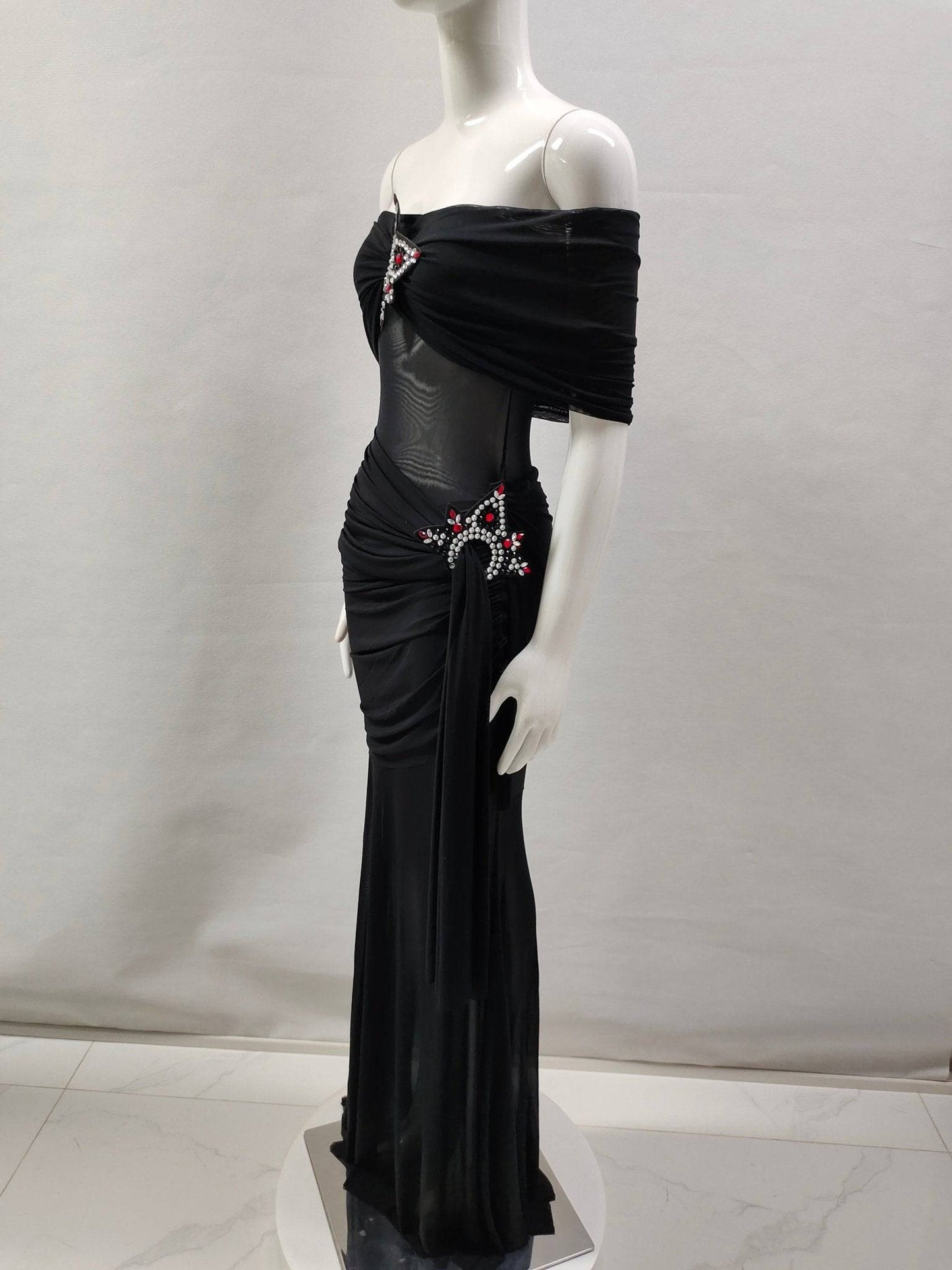 {{ product_title }} – Exklusive Damenmode für besondere Anlässe | HotFashionista.de
