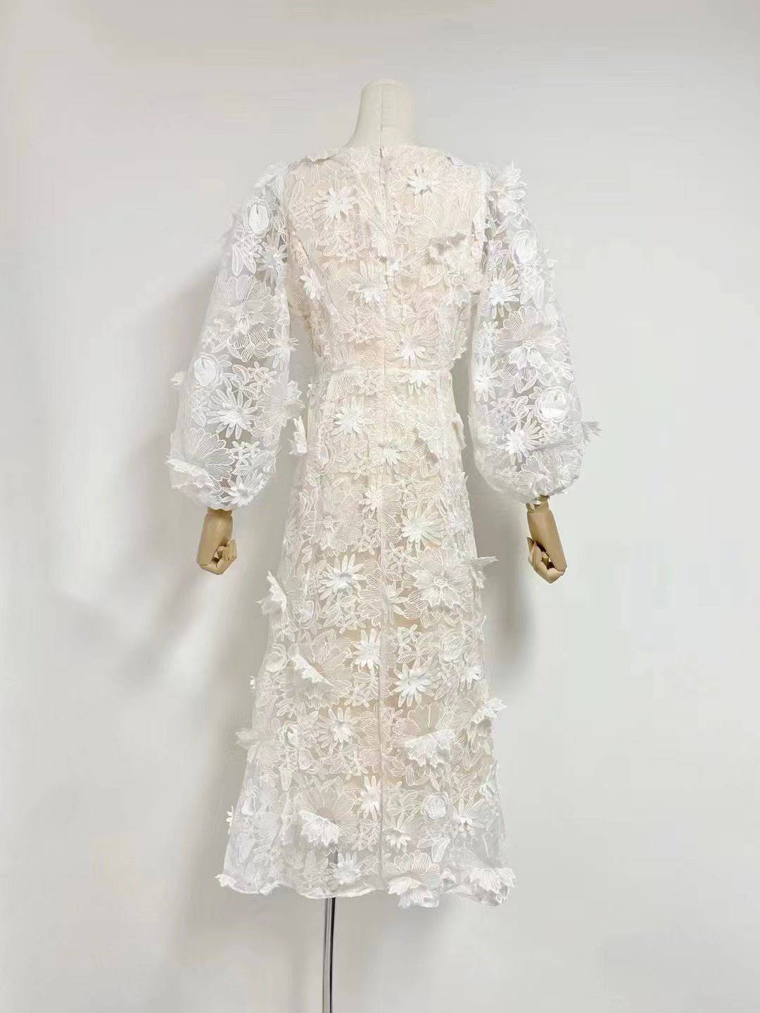 {{ product_title }} – Exklusive Damenmode für besondere Anlässe | HotFashionista.de