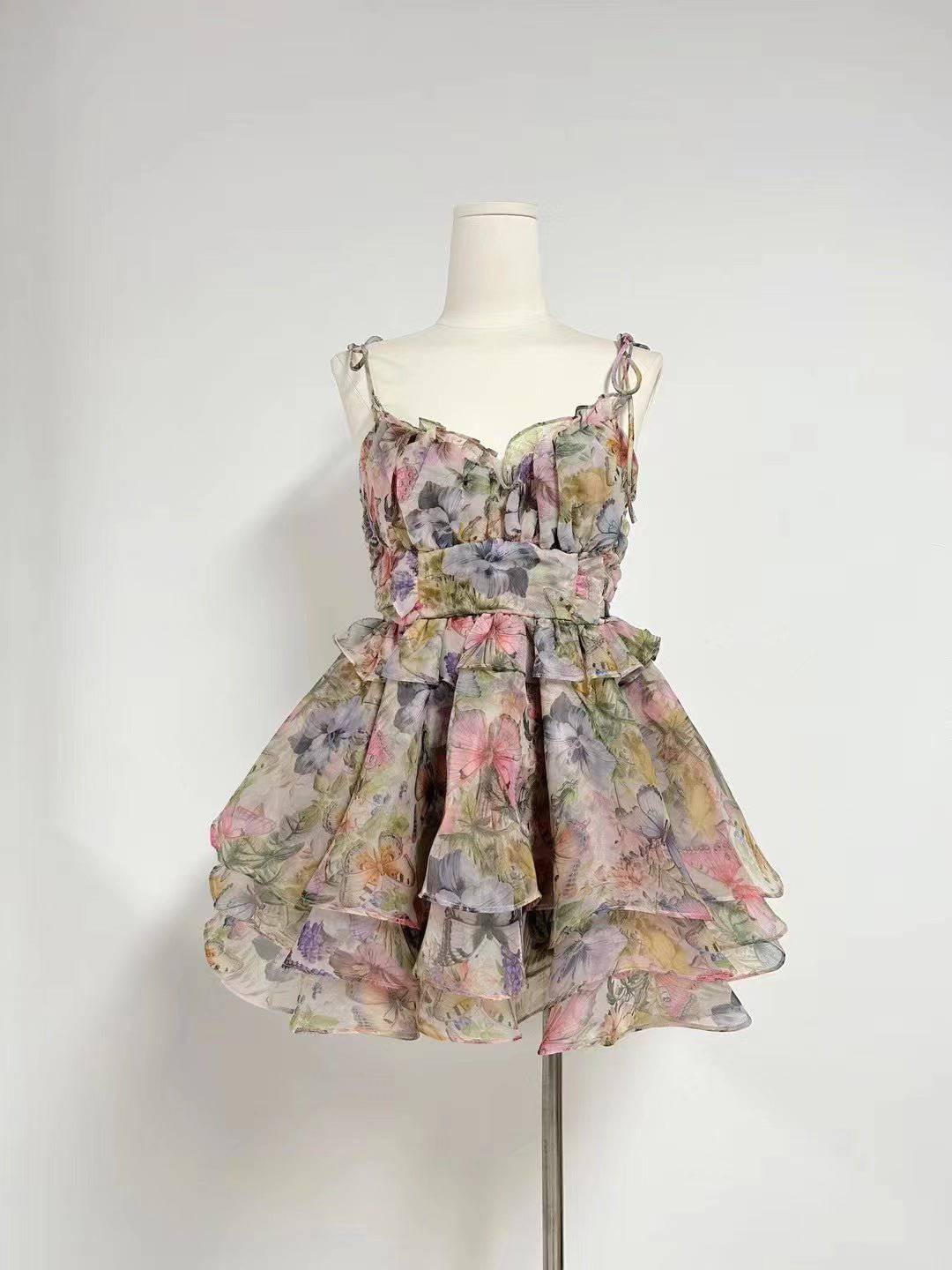 {{ product_title }} – Exklusive Damenmode für besondere Anlässe | HotFashionista.de
