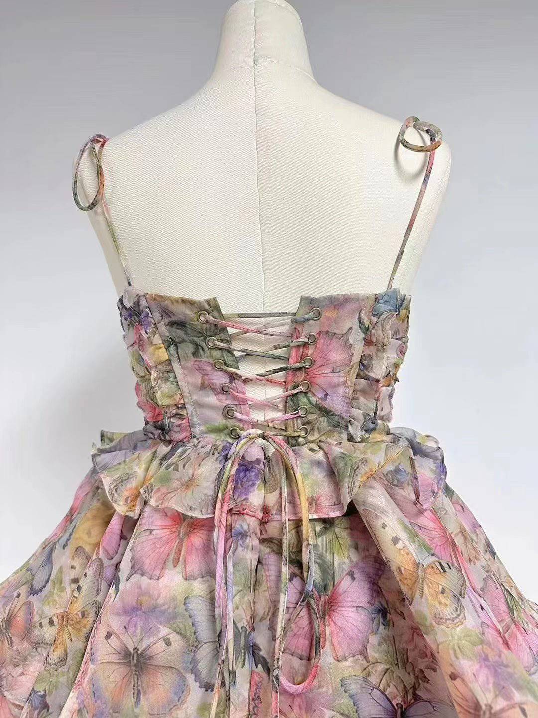 {{ product_title }} – Exklusive Damenmode für besondere Anlässe | HotFashionista.de