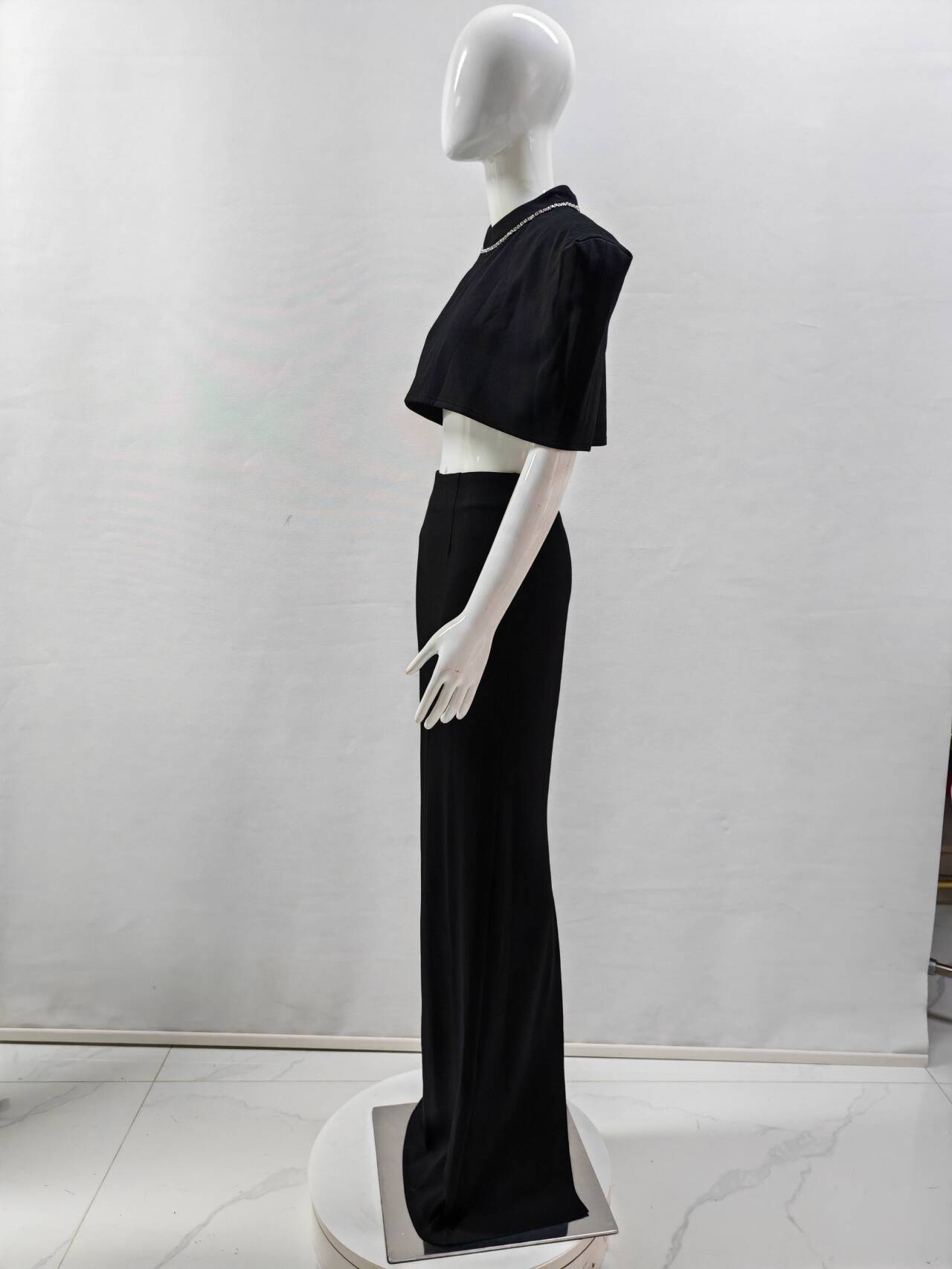Elegantes Bandage-Maxikleid mit Diamanten – Bodenlang & Quadratkragen