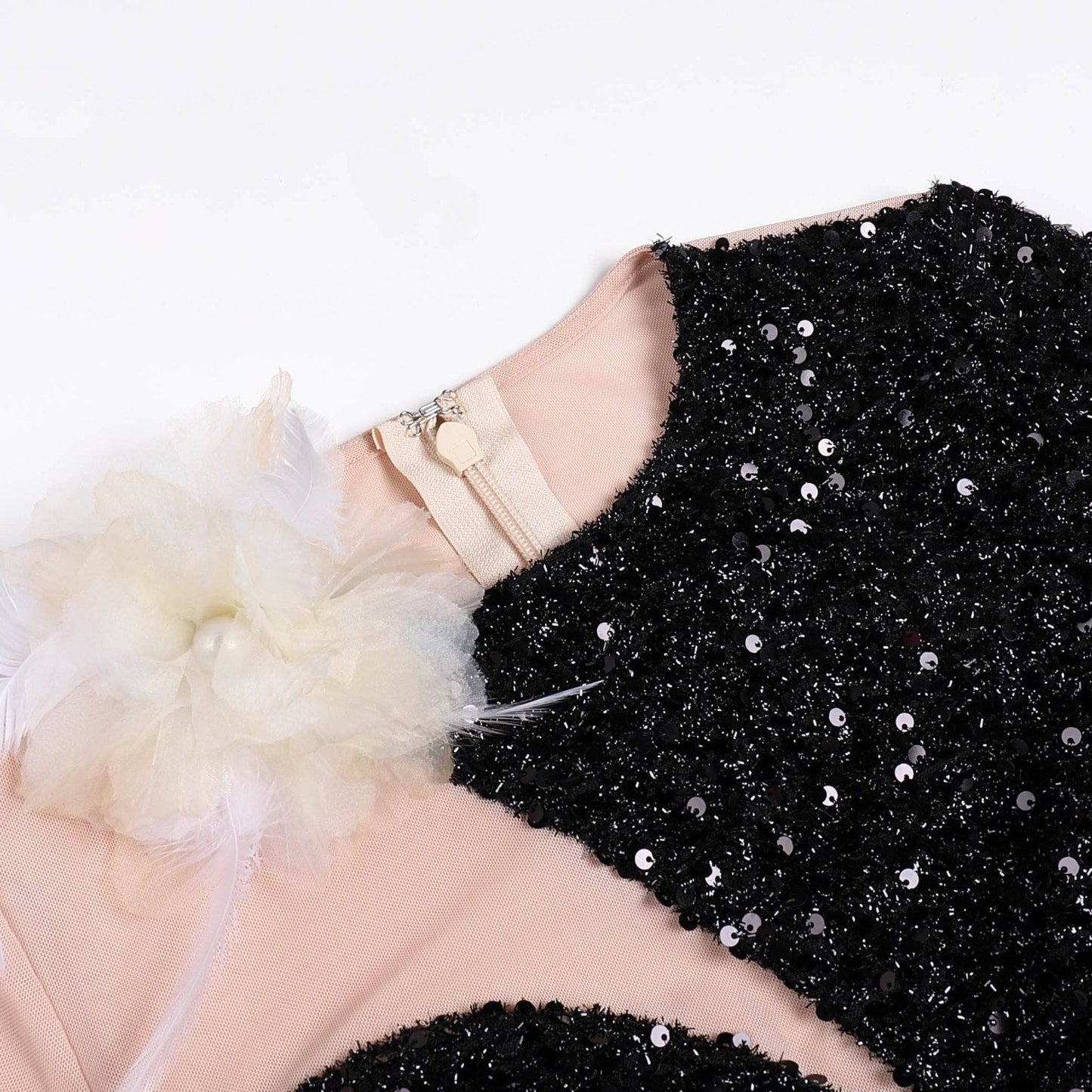 {{ product_title }} – Exklusive Damenmode für besondere Anlässe | HotFashionista.de