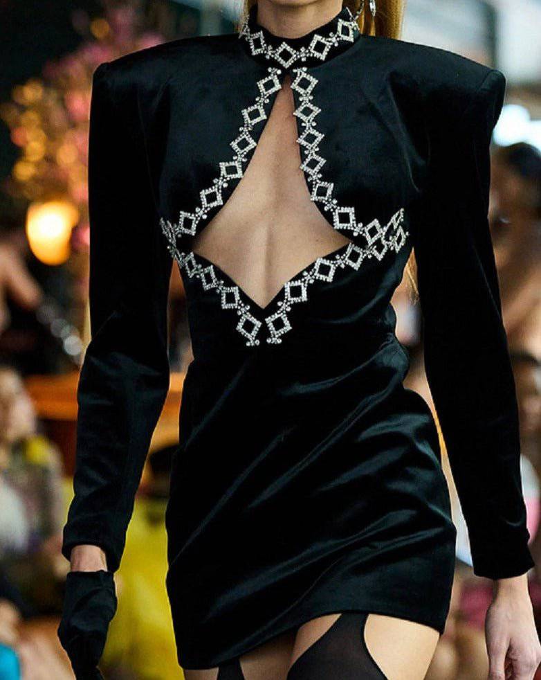 {{ product_title }} – Exklusive Damenmode für besondere Anlässe | HotFashionista.de
