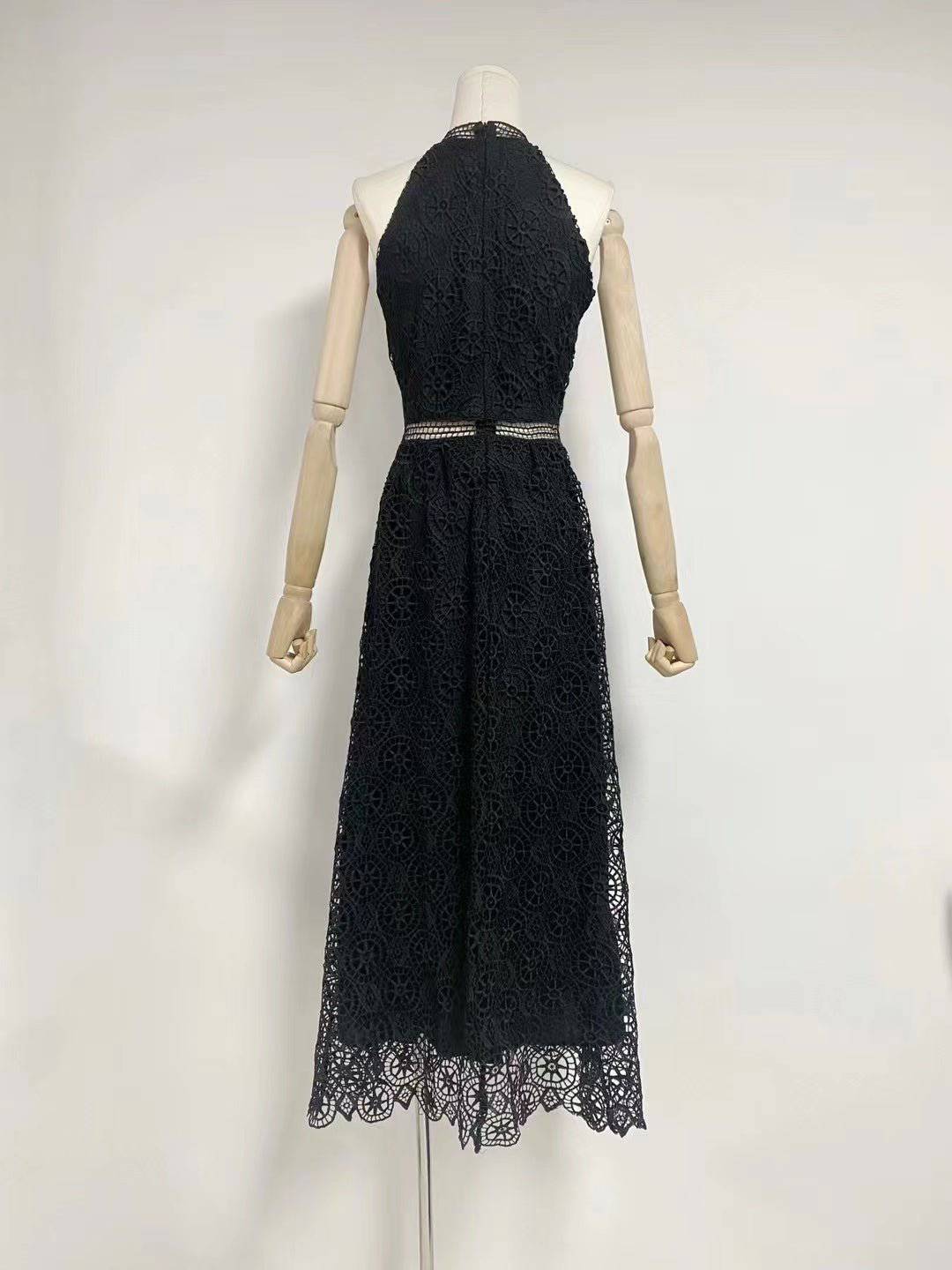 {{ product_title }} – Exklusive Damenmode für besondere Anlässe | HotFashionista.de