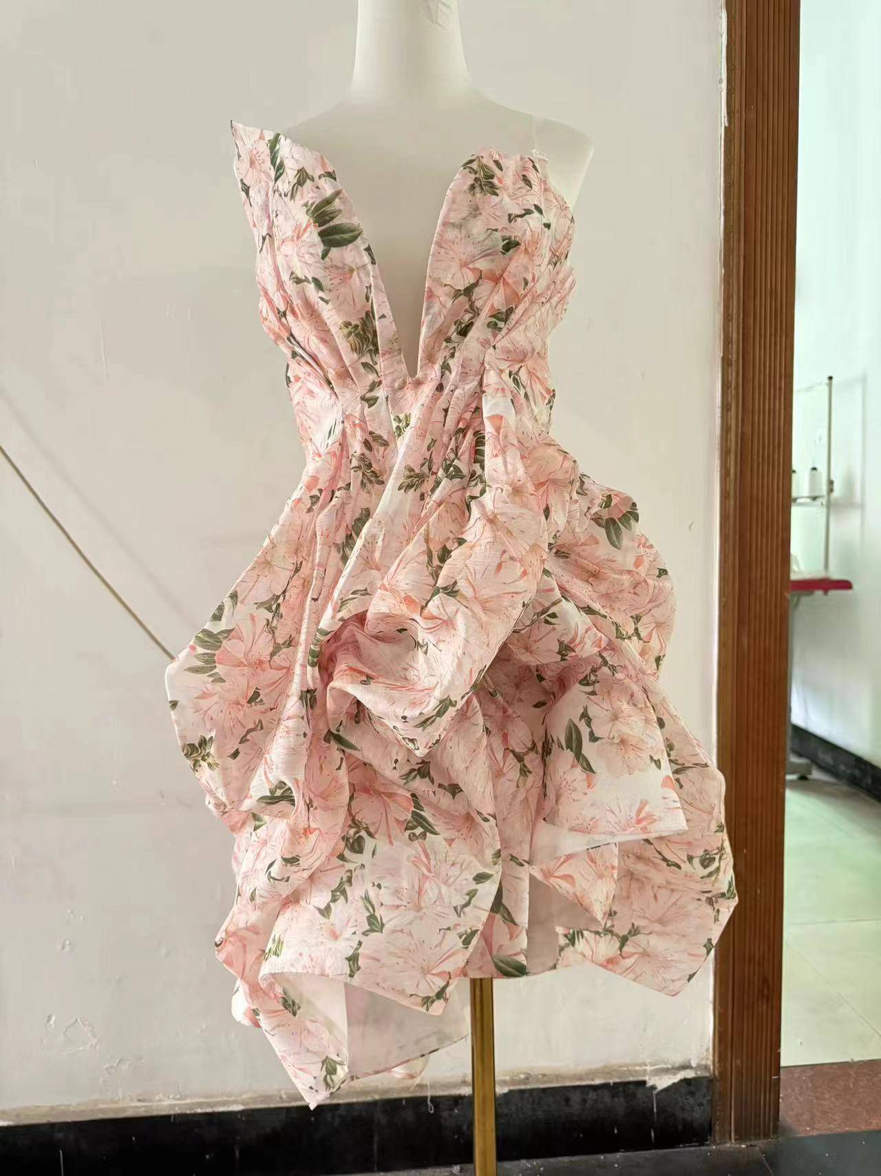 {{ product_title }} – Exklusive Damenmode für besondere Anlässe | HotFashionista.de