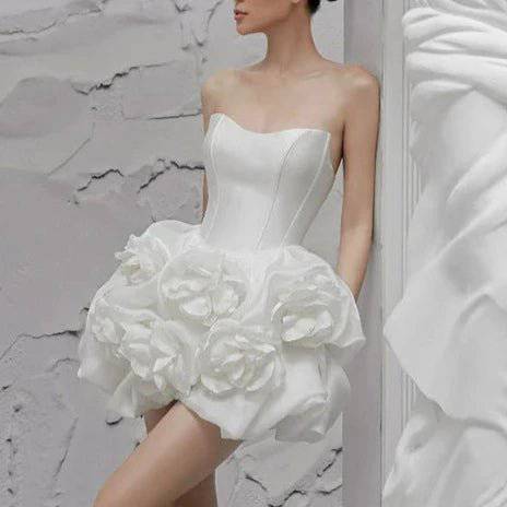 {{ product_title }} – Exklusive Damenmode für besondere Anlässe | HotFashionista.de