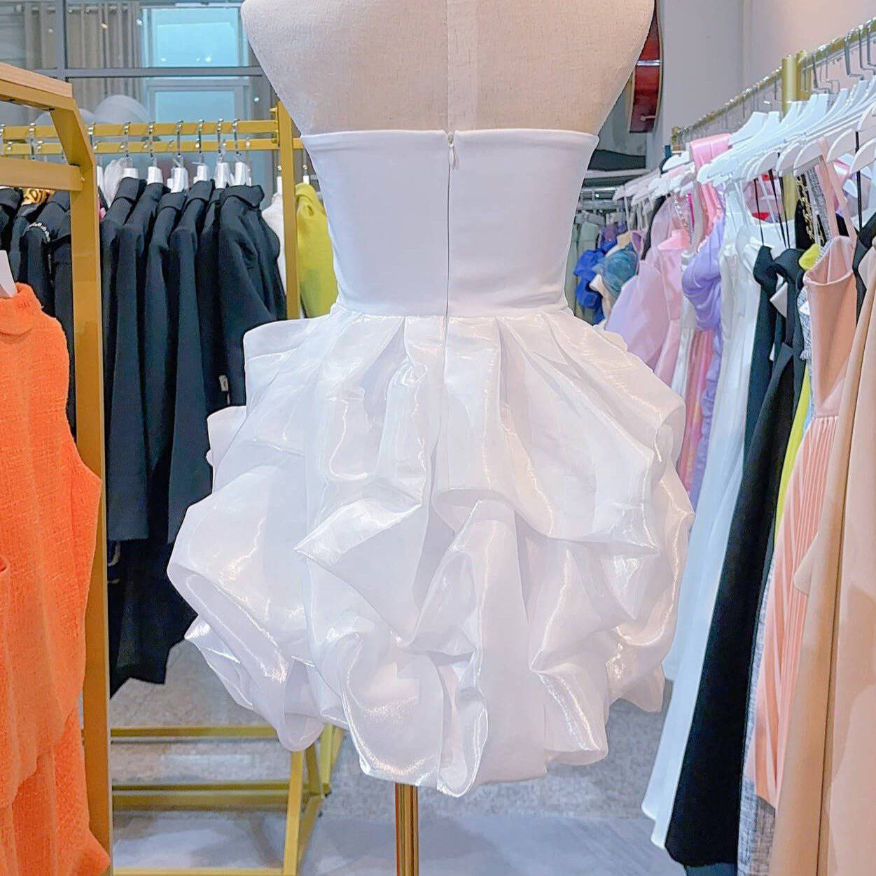 {{ product_title }} – Exklusive Damenmode für besondere Anlässe | HotFashionista.de