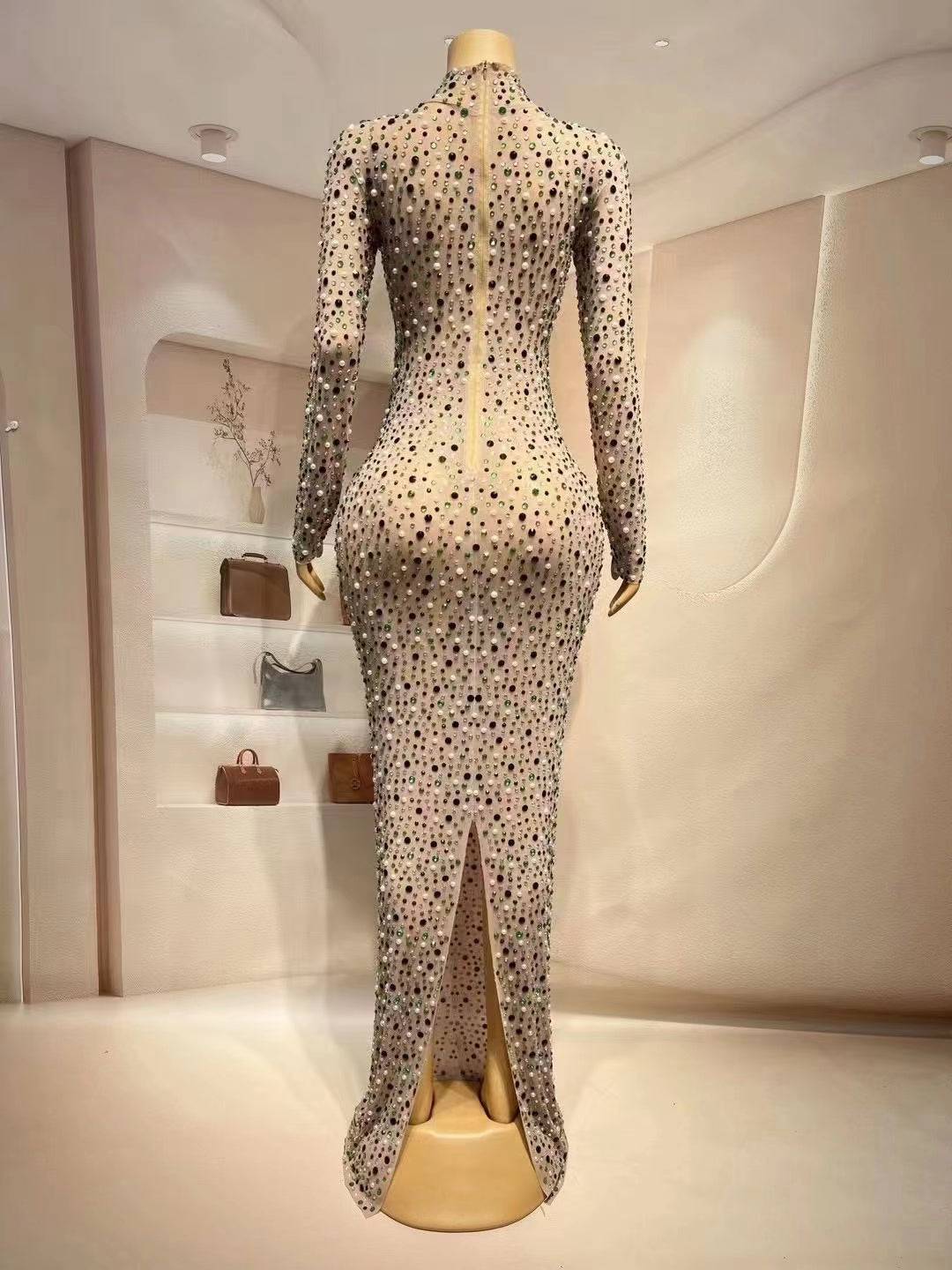 {{ product_title }} – Exklusive Damenmode für besondere Anlässe | HotFashionista.de