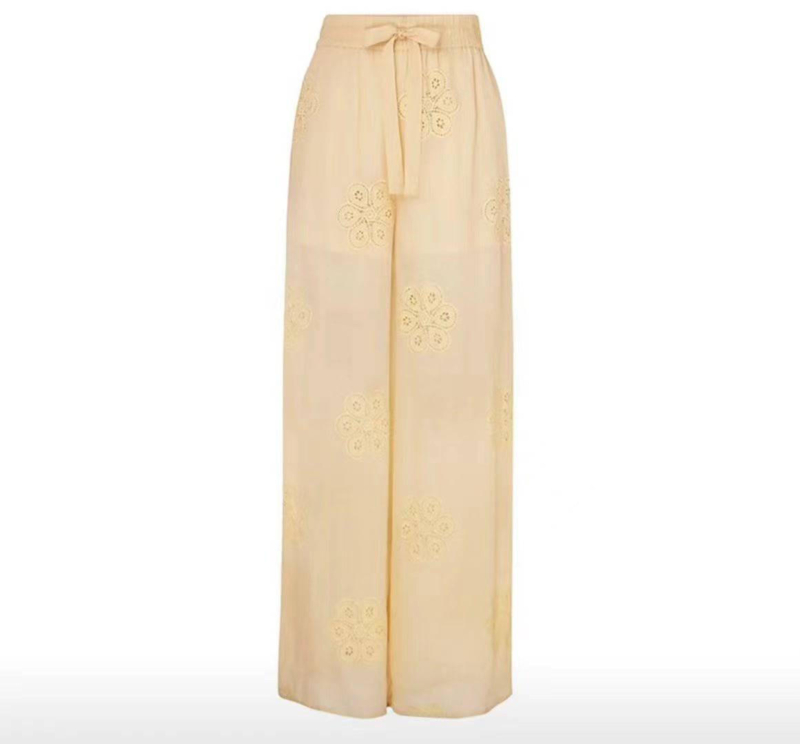 {{ product_title }} – Exklusive Damenmode für besondere Anlässe | HotFashionista.de