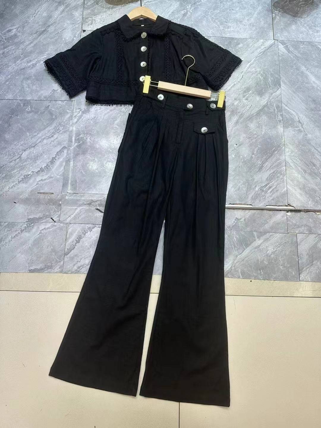 {{ product_title }} – Exklusive Damenmode für besondere Anlässe | HotFashionista.de