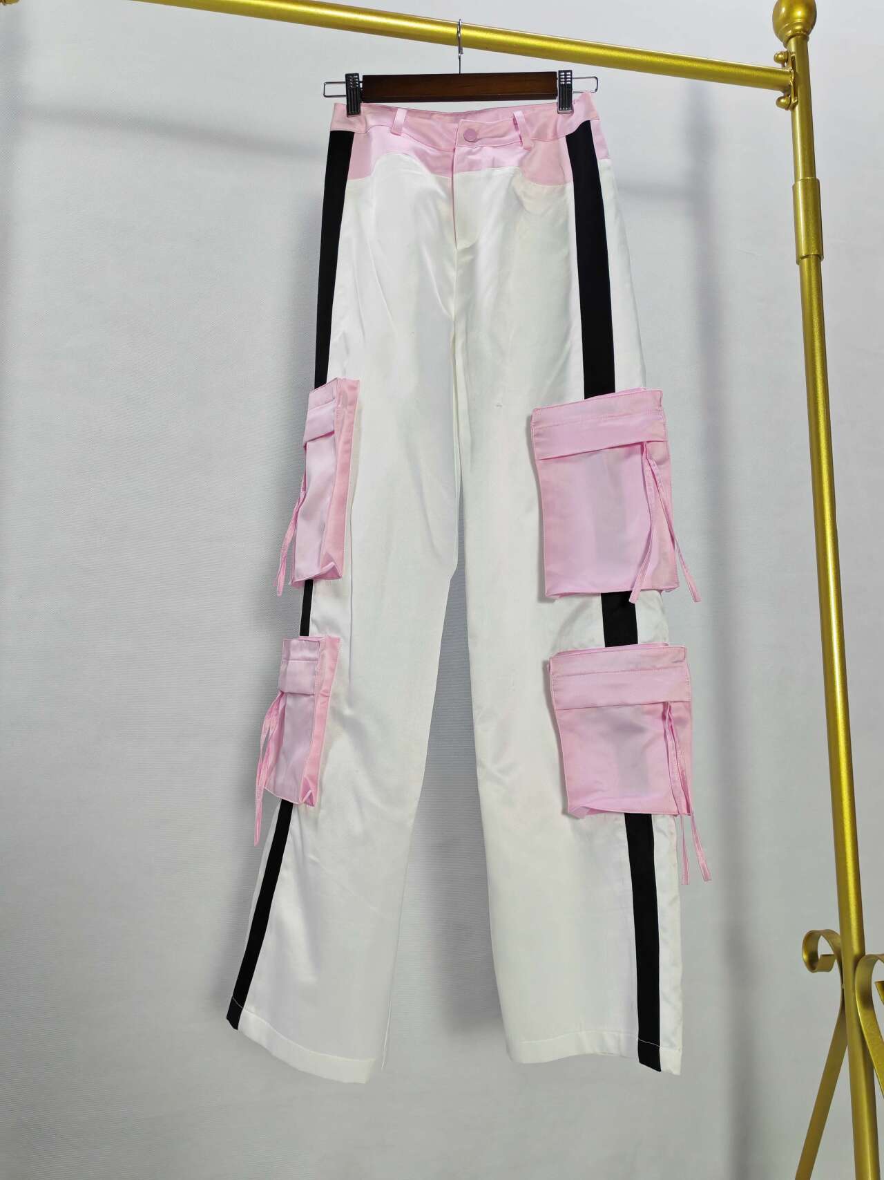 {{ product_title }} – Exklusive Damenmode für besondere Anlässe | HotFashionista.de