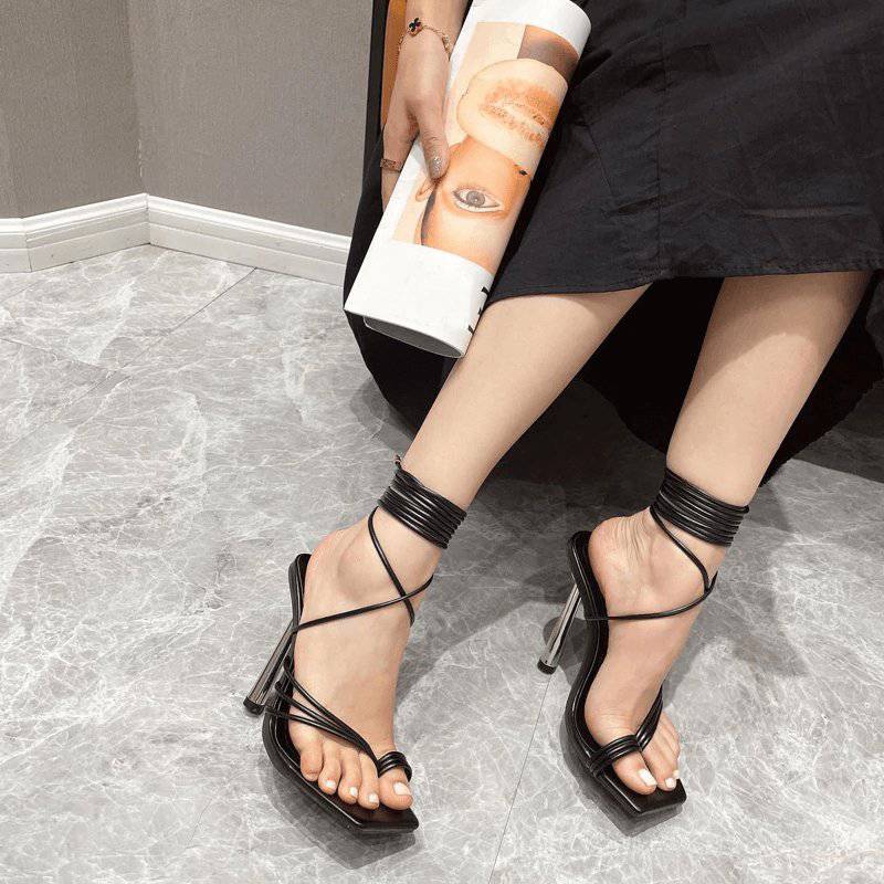 Elegantes Bandage-Maxikleid mit Diamanten – Bodenlang & Quadratkragen