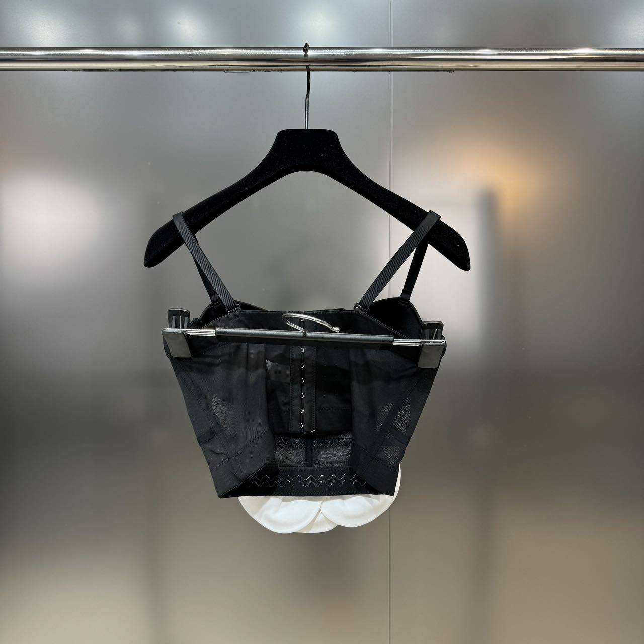 {{ product_title }} – Exklusive Damenmode für besondere Anlässe | HotFashionista.de
