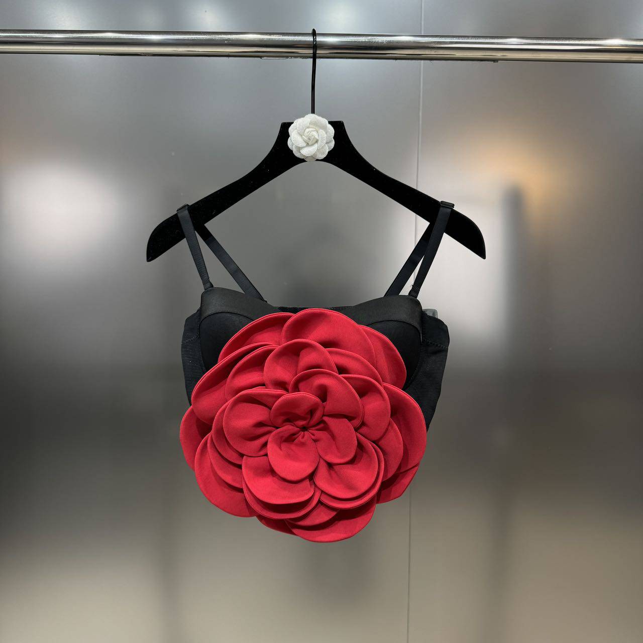 {{ product_title }} – Exklusive Damenmode für besondere Anlässe | HotFashionista.de