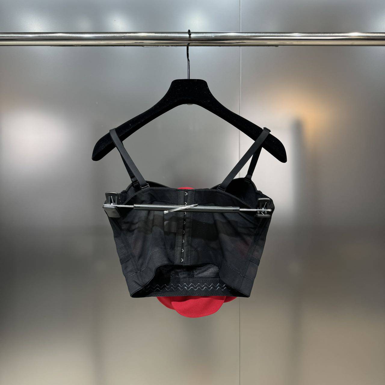 {{ product_title }} – Exklusive Damenmode für besondere Anlässe | HotFashionista.de