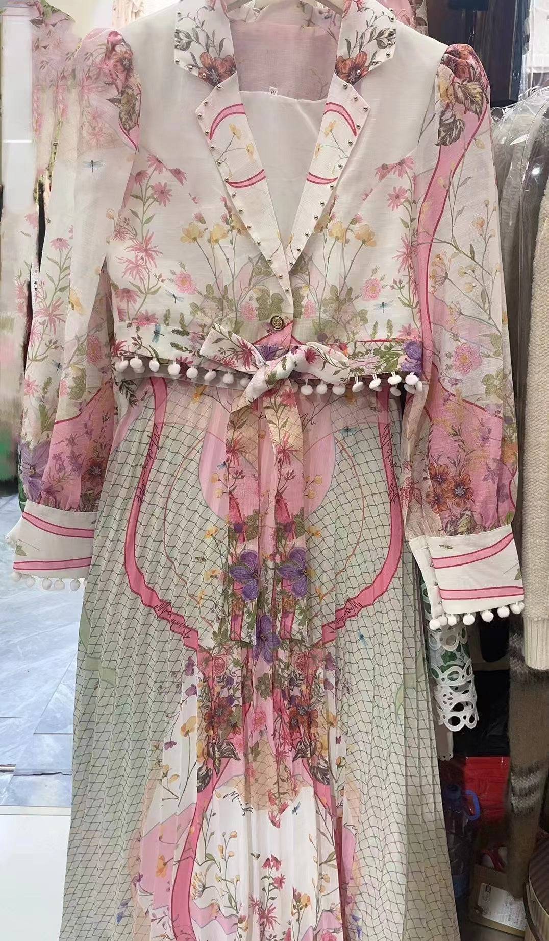 {{ product_title }} – Exklusive Damenmode für besondere Anlässe | HotFashionista.de