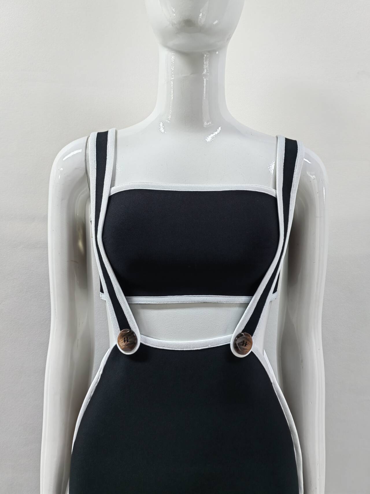 Elegantes Bandage-Maxikleid mit Diamanten – Bodenlang & Quadratkragen