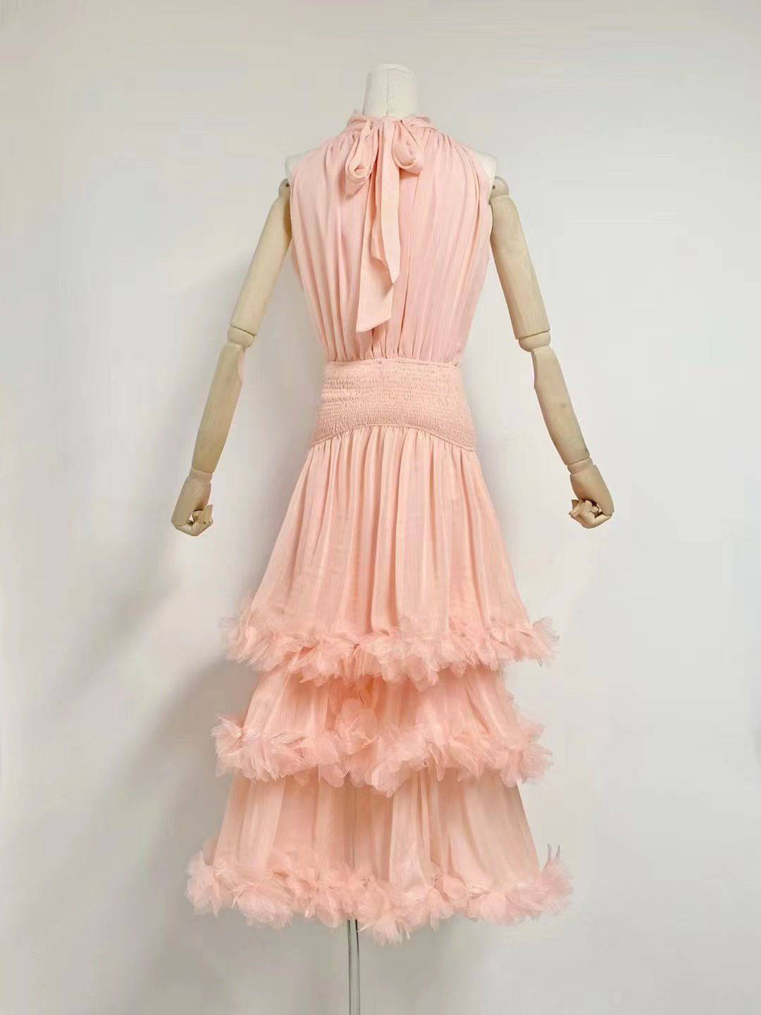 {{ product_title }} – Exklusive Damenmode für besondere Anlässe | HotFashionista.de