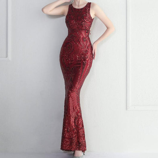 Produktbild von Elegantes Bandage-Maxikleid mit Diamanten – Bodenlang & Quadratkragen in burgundy, erhältlich bei Hot Fashionista