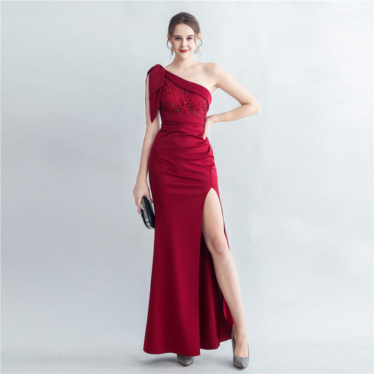 Produktbild von Elegantes Bandage-Maxikleid mit Diamanten – Bodenlang & Quadratkragen in burgundy, erhältlich bei Hot Fashionista