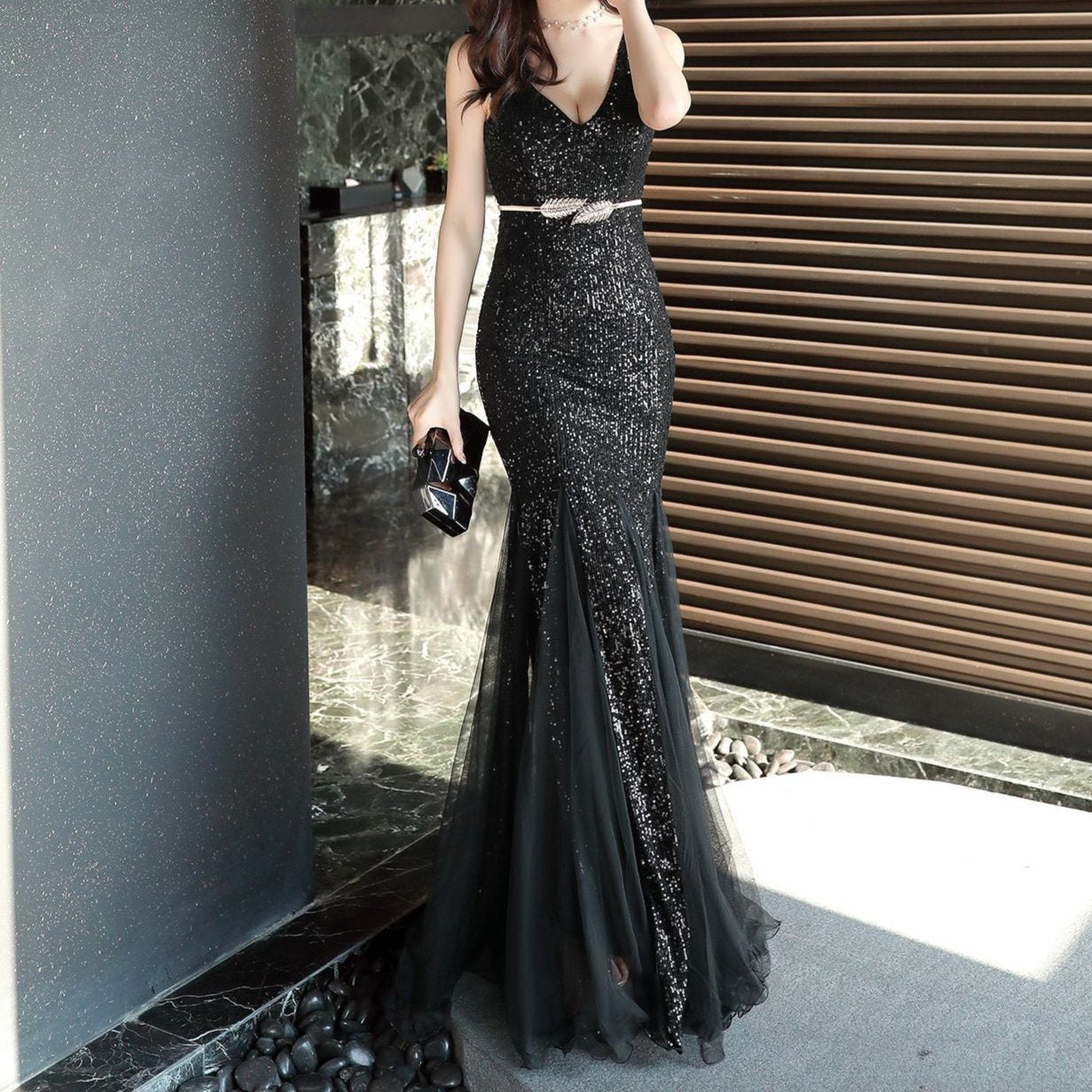 Produktbild von Elegantes Bandage-Maxikleid mit Diamanten – Bodenlang & Quadratkragen in black, erhältlich bei Hot Fashionista