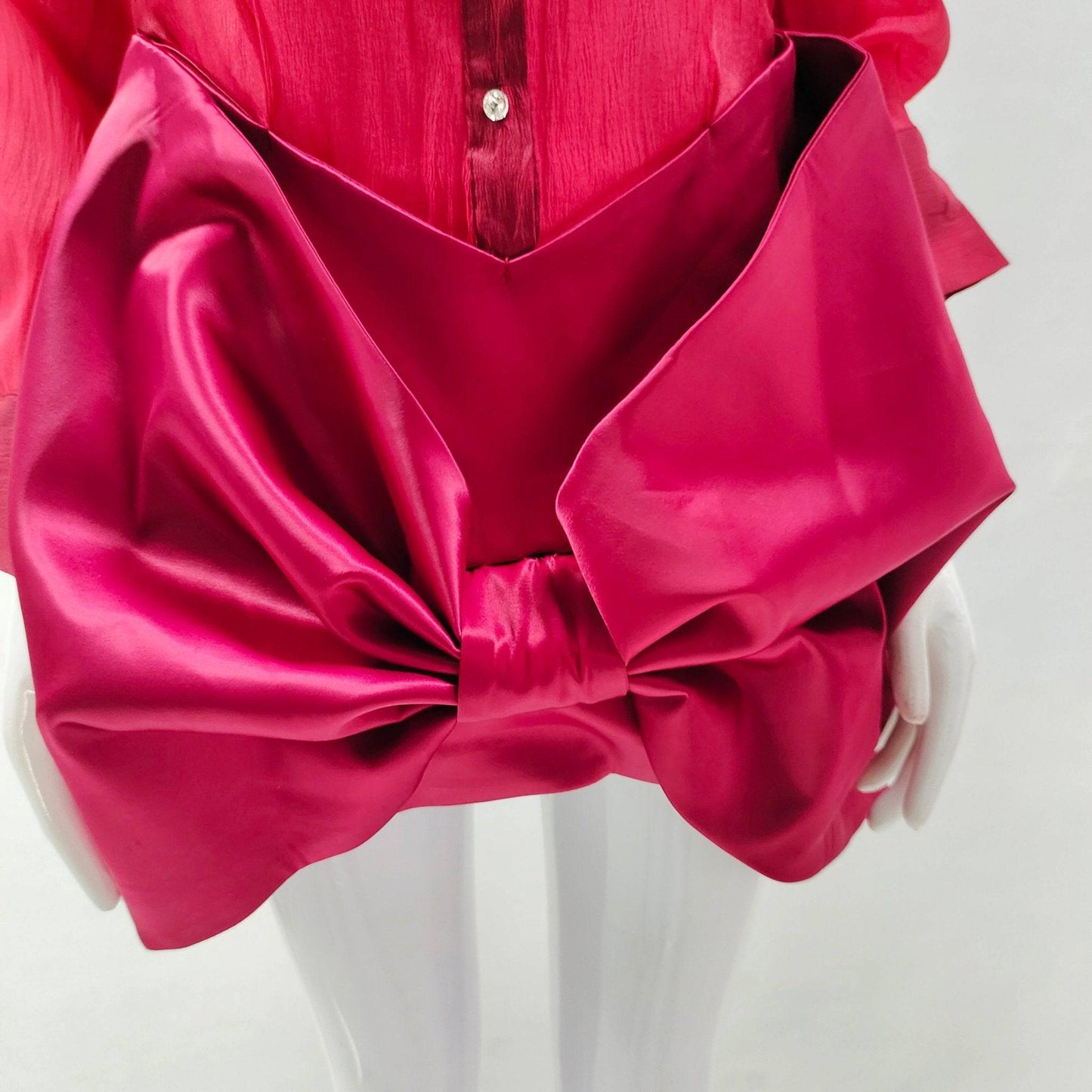 {{ product_title }} – Exklusive Damenmode für besondere Anlässe | HotFashionista.de