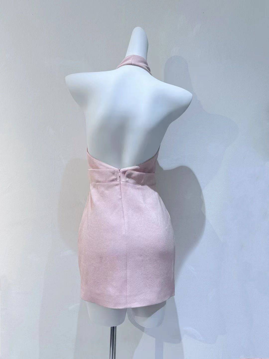 {{ product_title }} – Exklusive Damenmode für besondere Anlässe | HotFashionista.de