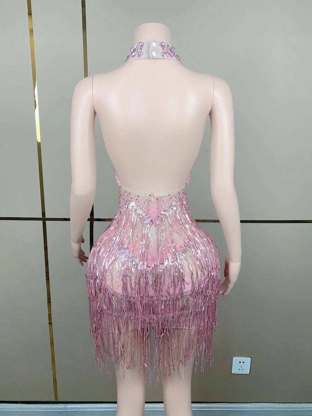 {{ product_title }} – Exklusive Damenmode für besondere Anlässe | HotFashionista.de