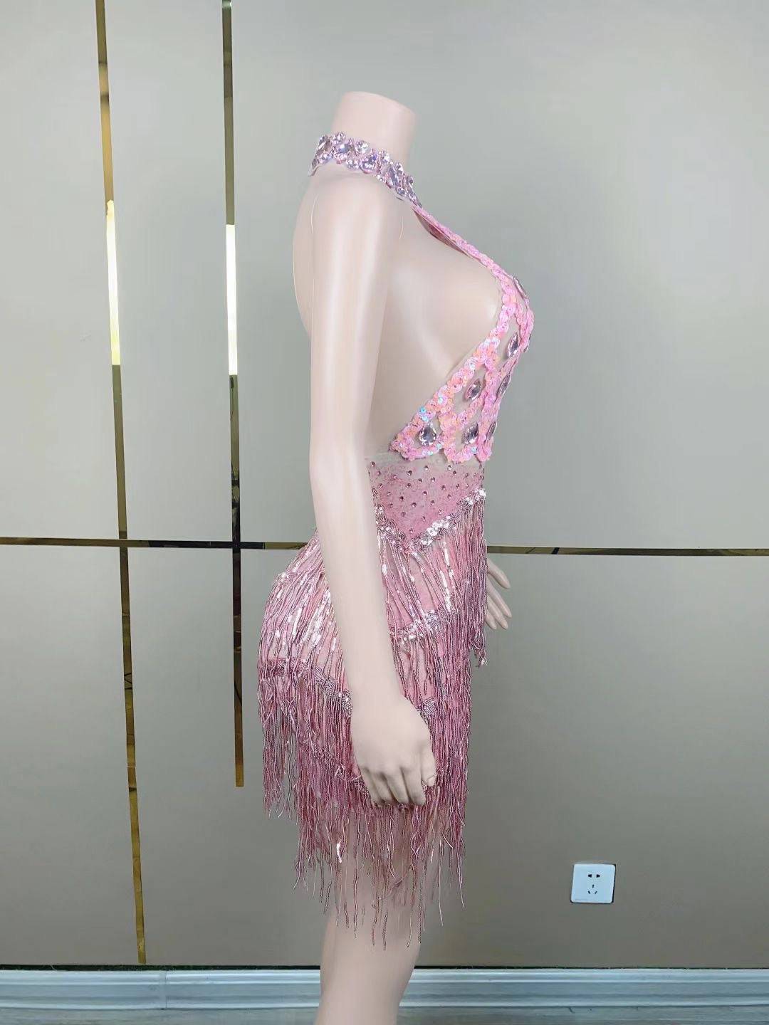 {{ product_title }} – Exklusive Damenmode für besondere Anlässe | HotFashionista.de