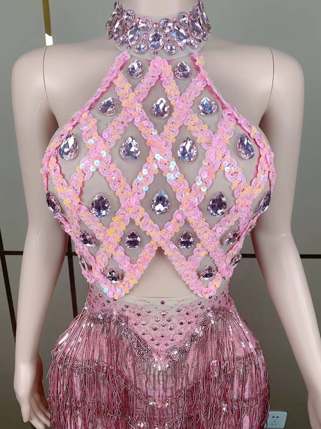 {{ product_title }} – Exklusive Damenmode für besondere Anlässe | HotFashionista.de