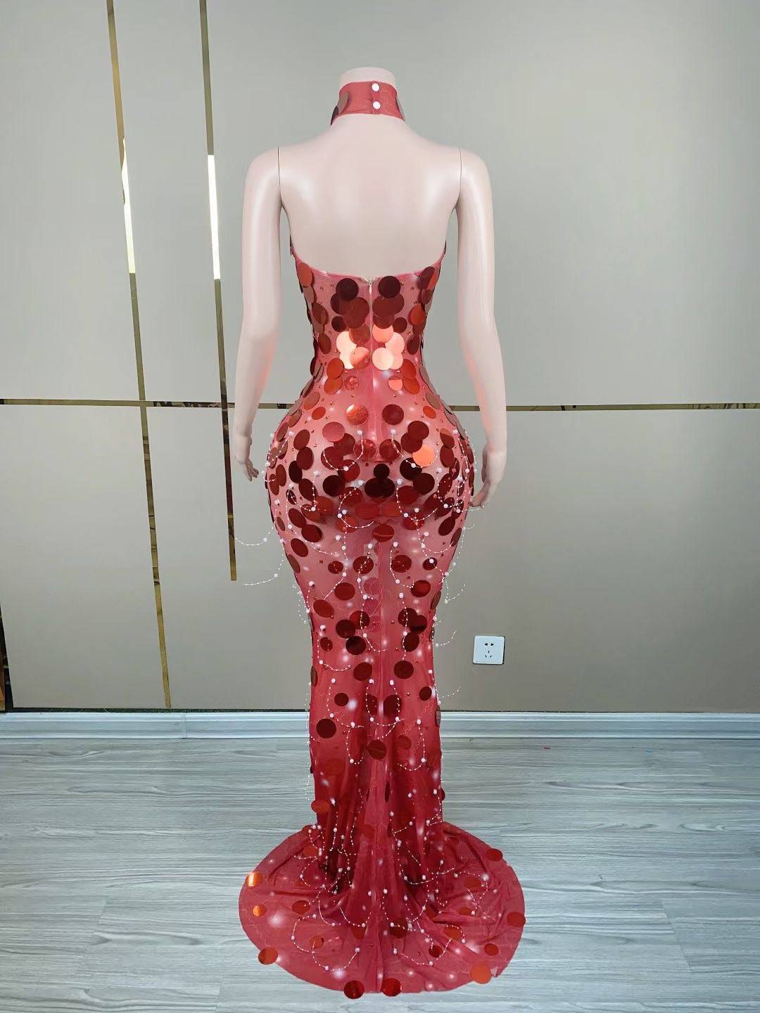 {{ product_title }} – Exklusive Damenmode für besondere Anlässe | HotFashionista.de