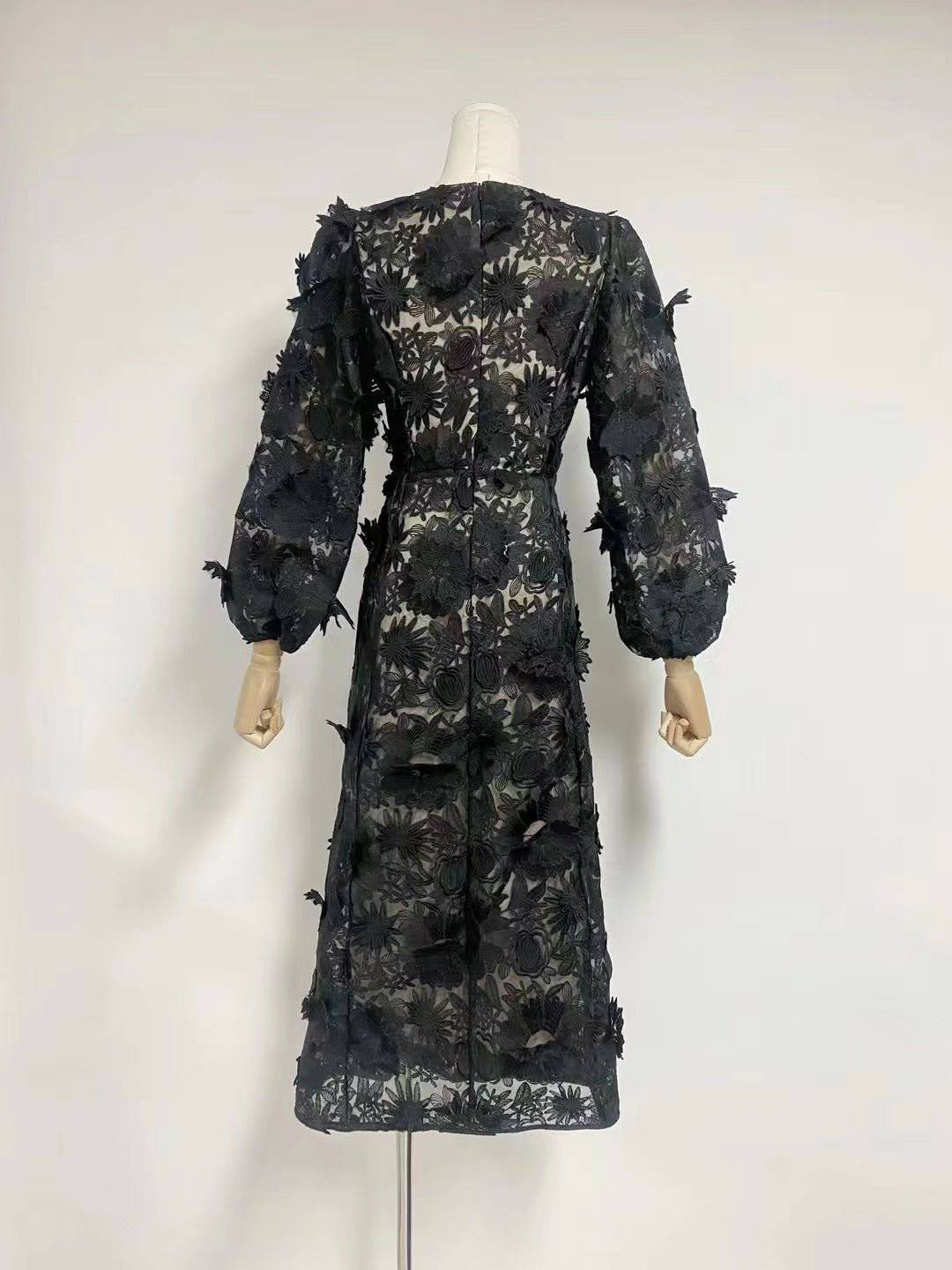 {{ product_title }} – Exklusive Damenmode für besondere Anlässe | HotFashionista.de