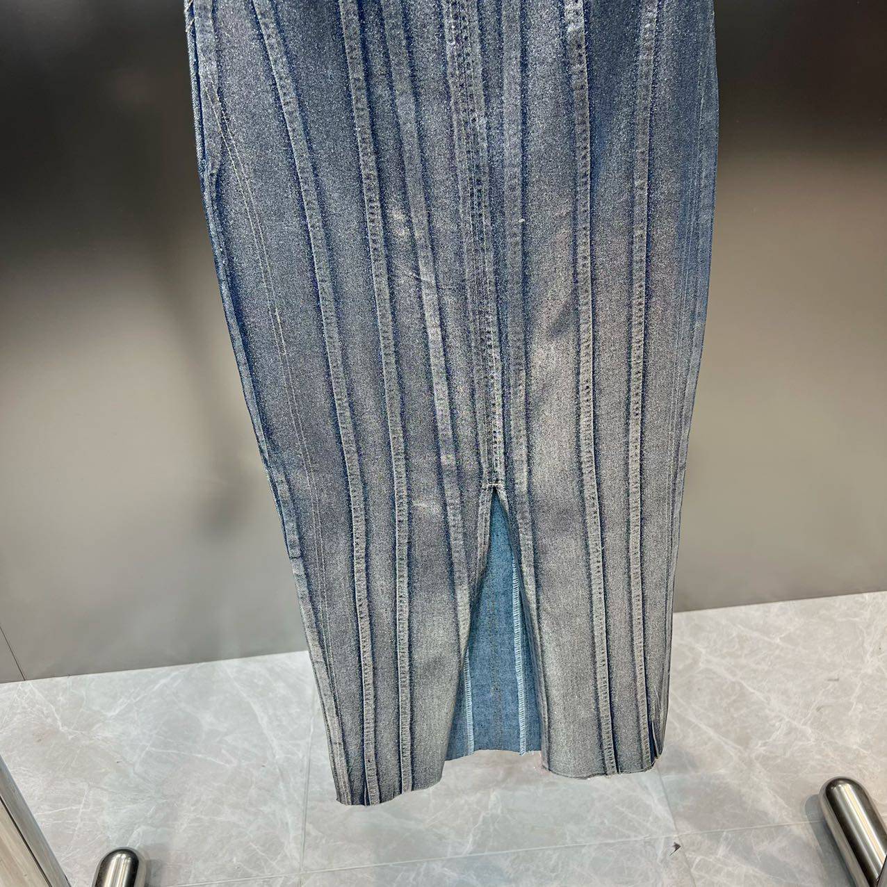 Elegantes Bandage-Maxikleid mit Diamanten – Bodenlang & Quadratkragen
