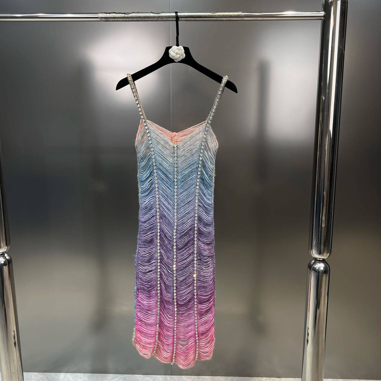 {{ product_title }} – Exklusive Damenmode für besondere Anlässe | HotFashionista.de