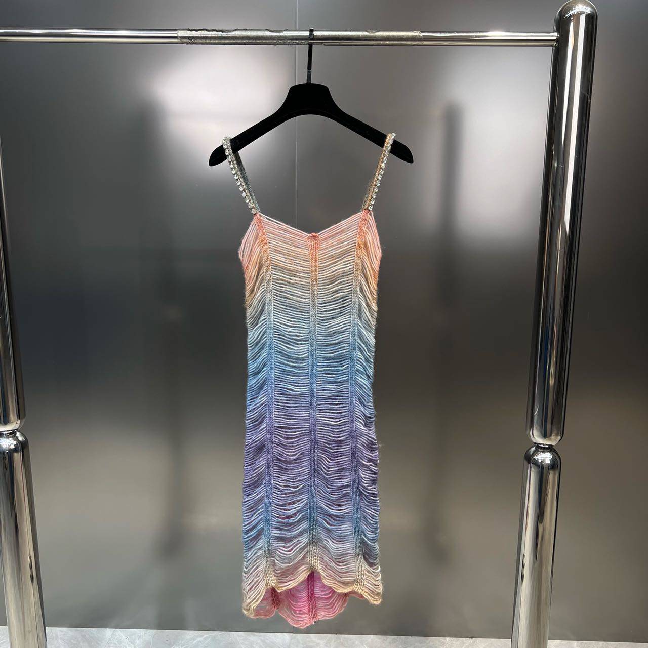 {{ product_title }} – Exklusive Damenmode für besondere Anlässe | HotFashionista.de