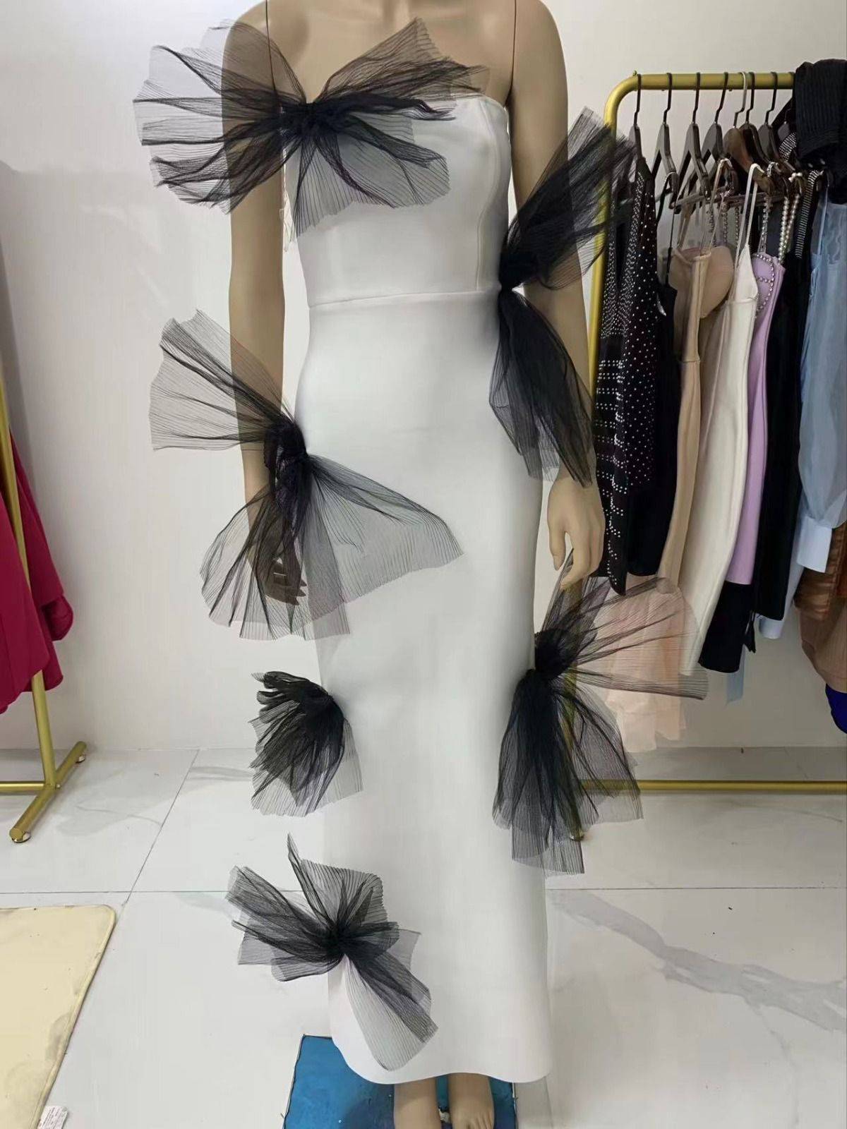 Elegantes Bandage-Maxikleid mit Diamanten – Bodenlang & Quadratkragen