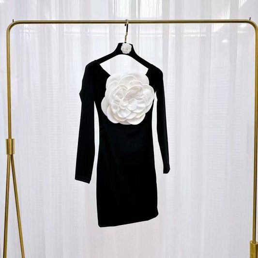 Produktbild von Elegantes Bandage-Maxikleid mit Diamanten – Bodenlang & Quadratkragen in White, erhältlich bei Hot Fashionista