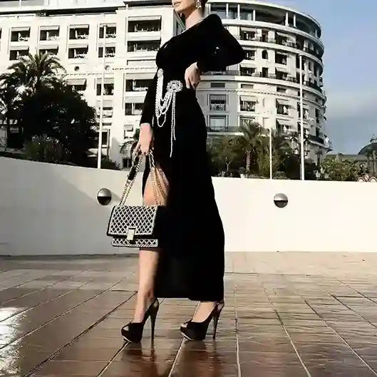 Produktbild von Elegantes Bandage-Maxikleid mit Diamanten – Bodenlang & Quadratkragen in XS, erhältlich bei Hot Fashionista