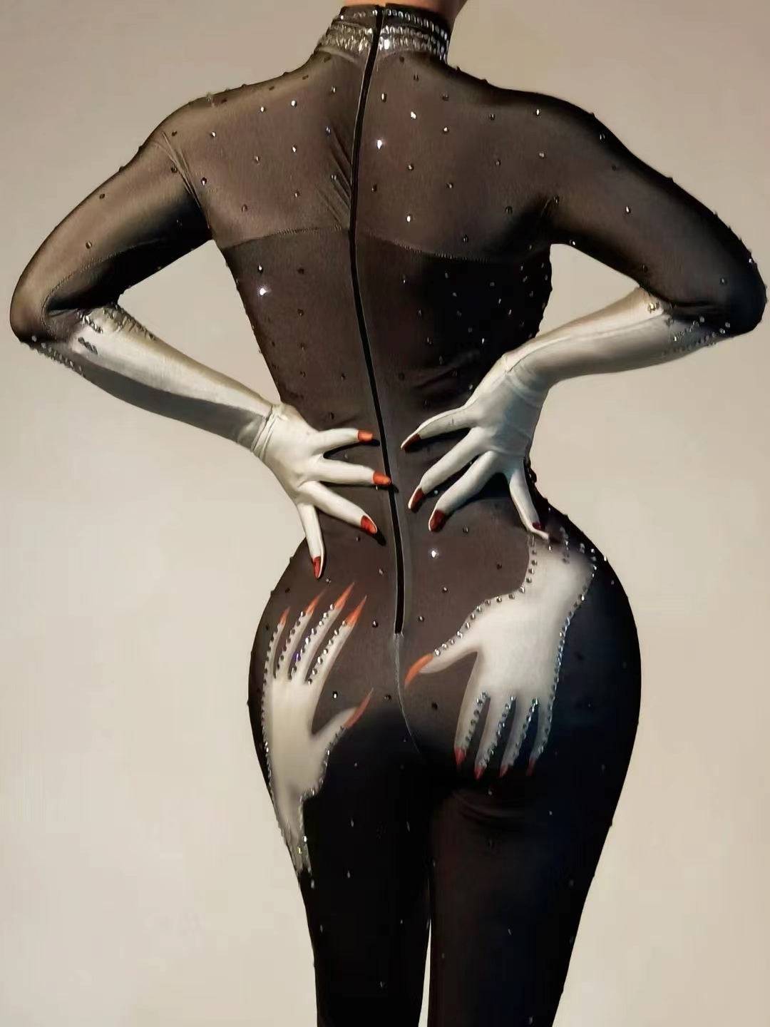 {{ product_title }} – Exklusive Damenmode für besondere Anlässe | HotFashionista.de